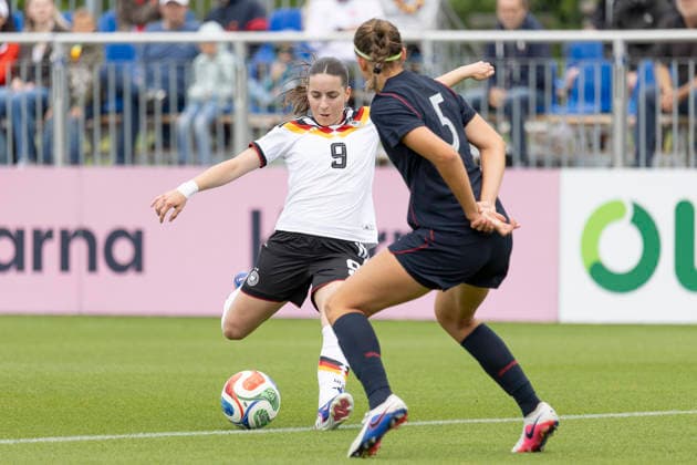 U19 Frauen Testspiel: Deutschland - USA, 05.06.2026 Leonie Köpp (Deutschland U19 9) schießt den Ball aufs Tor und Pearl Cecil (USA U19 5) stellt sich in den Weg, Deutschland - USA, Frankfurt, DFB-Campus, 5.6.2026 Copyright: xBEAUTIFULxSPORTS Gawlikx