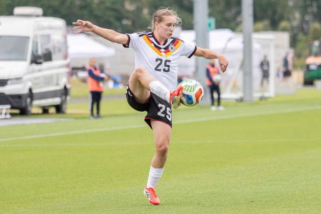 U19 Frauen Testspiel: Deutschland - USA, 05.06.2026 Maria Penner (Deutschland U19 25) nimmt den Ball an, Freisteller, Portrait Porträt, Deutschland - USA, Frankfurt, DFB-Campus, 5.6.2026 Copyright: xBEAUTIFULxSPORTS Gawlikx