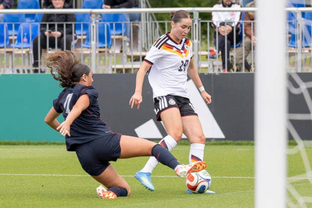 U19 Frauen Testspiel: Deutschland - USA, 05.06.2026 Edra Bello (USA U19 4) grätscht den Ball von Laila Portella (Deutschland U19 19) ab, Deutschland - USA, Frankfurt, DFB-Campus, 5.6.2026 Copyright: xBEAUTIFULxSPORTS Gawlikx