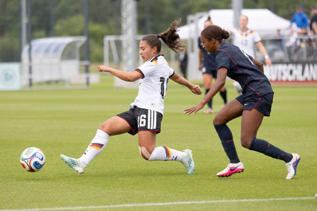 U19 Frauen Testspiel: Deutschland - USA, 05.06.2026 Paula Rintzner (Deutschland U19 16) & Adia Symmonds (USA U19 8), Deutschland - USA, Frankfurt, DFB-Campus, 5.6.2026 Copyright: xBEAUTIFULxSPORTS Gawlikx