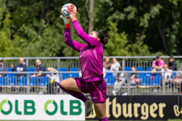 U19 Frauen Testspiel: Deutschland - USA, 05.06.2026 Daphne Nakfoor (USA U19 12) fängt eine Fanke und den ball ab, Deutschland - USA, Frankfurt, DFB-Campus, 5.6.2026 Copyright: xBEAUTIFULxSPORTS Gawlikx