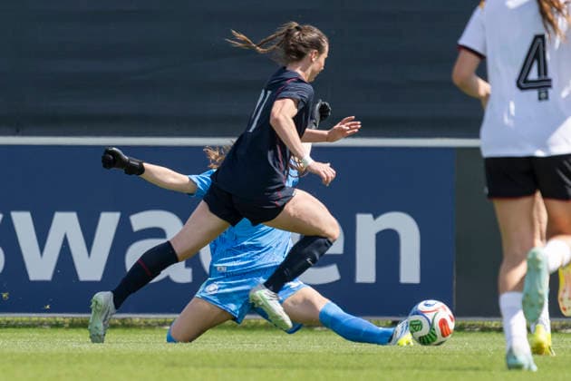 U19 Frauen Testspiel: Deutschland - USA, 05.06.2026 Olivia Stafford (USA U19 11) geht an Nelly Smolarczyk (Deutschland U19 12) mit dem Ball vorbei, Deutschland - USA, Frankfurt, DFB-Campus, 5.6.2026 Copyright: xBEAUTIFULxSPORTS Gawlikx