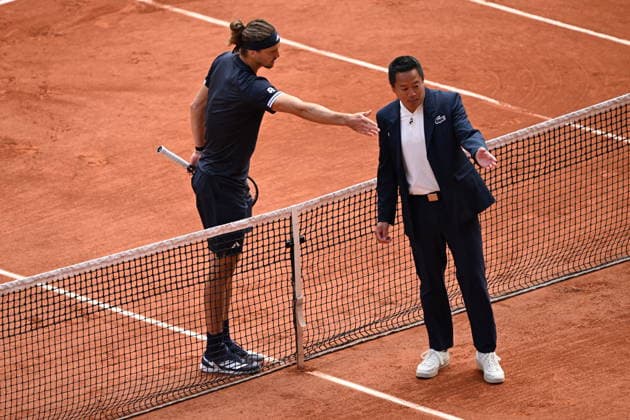 2026 French Open (Roland-Garros) - Semi-finals PARIS, FRANCE - JUNE 05: Alexander Zverev of Germany speaks with the referee in Men s Singles semi-final match on Day Thirteen of the 2026 French Open at Roland Garros on June 05, 2026 in Paris, France. Burak Akbulut Anadolu Paris France. Editorial use only. Please get in touch for any other usage.  Copyright: x2026xAnadoluxBurakxAkbulutx