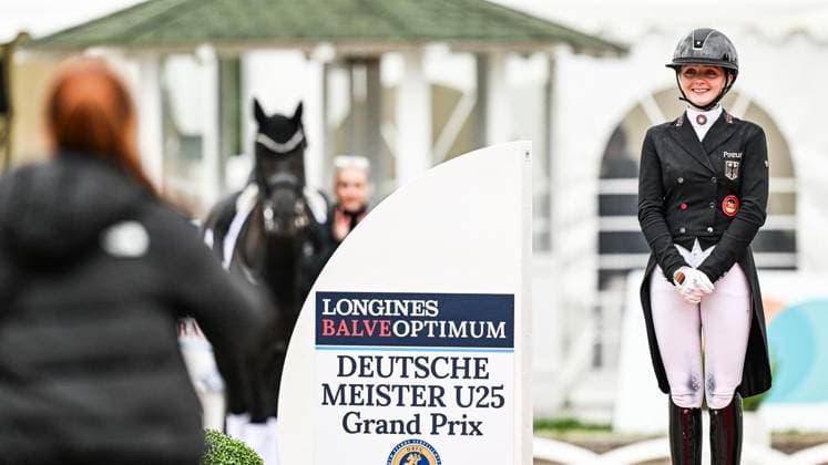 Balve Optimum am Freitag, 5. Juni 2026 ** NUR FÜR REDAKTIONELLE ZWECKE ** EDITORIAL USE ONLY **<p>Siegerehrung Deutsche Meisterschaft Dressur Grand Prix U25 2026 am Freitag, 5. Juni 2026 beim Balve Optimum in Balve. . Copyright: SvenjaxHanusch
