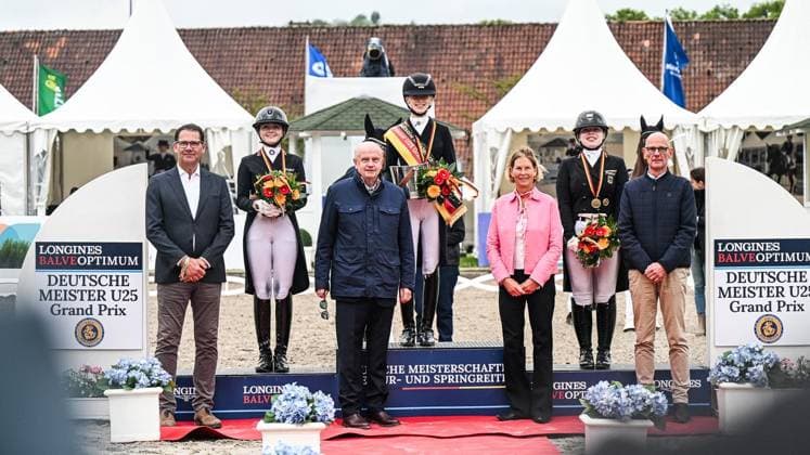 Balve Optimum am Freitag, 5. Juni 2026 ** NUR FÜR REDAKTIONELLE ZWECKE ** EDITORIAL USE ONLY **<p>Siegerehrung Deutsche Meisterschaft Dressur Grand Prix U25 2026 am Freitag, 5. Juni 2026 beim Balve Optimum in Balve. . Copyright: SvenjaxHanusch