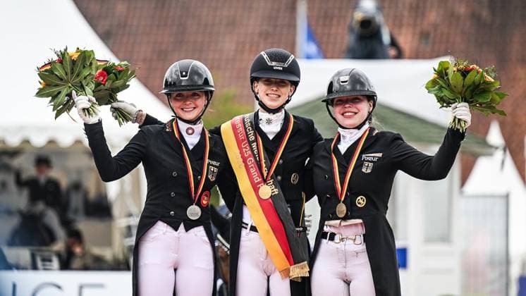 Balve Optimum am Freitag, 5. Juni 2026 ** NUR FÜR REDAKTIONELLE ZWECKE ** EDITORIAL USE ONLY **<p>Siegerehrung Deutsche Meisterschaft Dressur Grand Prix U25 2026 am Freitag, 5. Juni 2026 beim Balve Optimum in Balve. . Copyright: SvenjaxHanusch