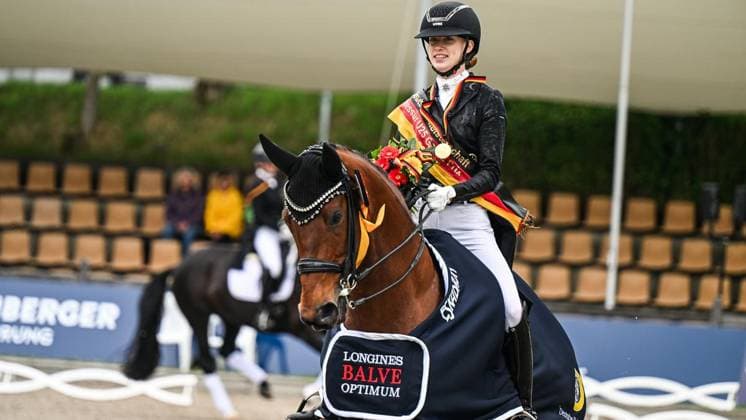 Balve Optimum am Freitag, 5. Juni 2026 ** NUR FÜR REDAKTIONELLE ZWECKE ** EDITORIAL USE ONLY **<p>Siegerehrung Deutsche Meisterschaft Dressur Grand Prix U25 2026 am Freitag, 5. Juni 2026 beim Balve Optimum in Balve. . Copyright: SvenjaxHanusch