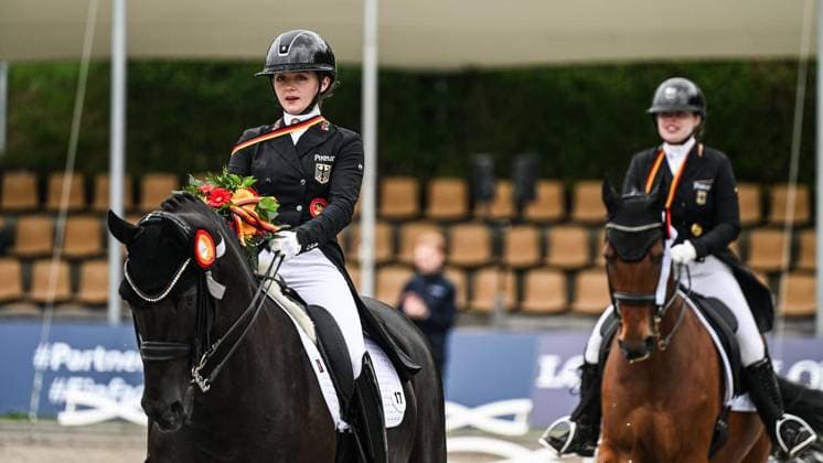 Balve Optimum am Freitag, 5. Juni 2026 ** NUR FÜR REDAKTIONELLE ZWECKE ** EDITORIAL USE ONLY **<p>Siegerehrung Deutsche Meisterschaft Dressur Grand Prix U25 2026 am Freitag, 5. Juni 2026 beim Balve Optimum in Balve. . Copyright: SvenjaxHanusch