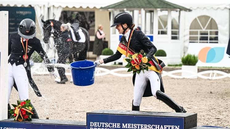 Balve Optimum am Freitag, 5. Juni 2026 ** NUR FÜR REDAKTIONELLE ZWECKE ** EDITORIAL USE ONLY **<p>Siegerehrung Deutsche Meisterschaft Dressur Grand Prix U25 2026 am Freitag, 5. Juni 2026 beim Balve Optimum in Balve. . Copyright: SvenjaxHanusch
