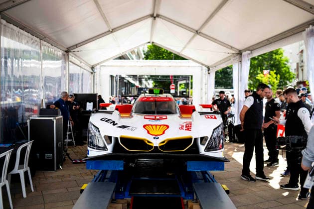 24 HEURES DU MANS 2026 - PESAGE 20 FRIJNS Robin (nld), RAST Renà (ger), VAN DER LINDE Sheldon (zaf), BMW M Team WRT, BMW M Hybrid V8 20, Hypercar, during Le Pesage of the 24 Hours of Le Mans 2026, 3rd round of the 2026 FIA World Endurance Championship, from June 5 to 6, 2026 on the Place de la Rà publique in Le Mans, France - Le MansFrance Copyright: xFabrizioxBoldonix