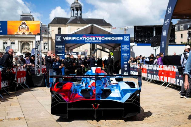 24 HEURES DU MANS 2026 - PESAGE 15 MAGNUSSEN Kevin (dnk), MARCIELLO Raffaele (swi), VANTHOOR Dries (bel), BMW M Team WRT, BMW M Hybrid V8 15, Hypercar, during Le Pesage of the 24 Hours of Le Mans 2026, 3rd round of the 2026 FIA World Endurance Championship, from June 5 to 6, 2026 on the Place de la RÃ publique in Le Mans, France - Le MansFrance Copyright: xFabrizioxBoldonix