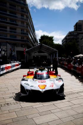 24 HEURES DU MANS 2026 - PESAGE 20 FRIJNS Robin (nld), RAST Renà (ger), VAN DER LINDE Sheldon (zaf), BMW M Team WRT, BMW M Hybrid V8 20, Hypercar, during Le Pesage of the 24 Hours of Le Mans 2026, 3rd round of the 2026 FIA World Endurance Championship, from June 5 to 6, 2026 on the Place de la Rà publique in Le Mans, France - Le MansFrance Copyright: xFabrizioxBoldonix