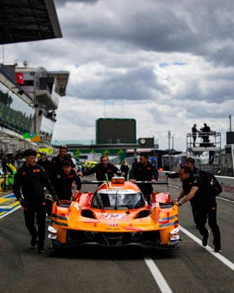 24 HEURES DU MANS 2026 - PESAGE 19 JAMINET Mathieu (fra), CHATIN Paul-Loup (fra), JUNCADELLA Daniel (esp), Genesis Magma Racing, Genesis GMR-001 19, Hypercar, ambiance during Le Pesage of the 24 Hours of Le Mans 2026, 3rd round of the 2026 FIA World Endurance Championship, from June 5 to 6, 2026 on the Place de la RÃ publique in Le Mans, France - Le MansFrance Copyright: xJULIENxDELFOSSEx