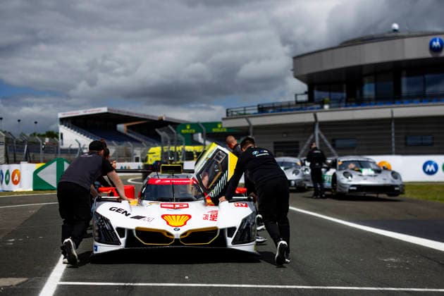 24 HEURES DU MANS 2026 - PESAGE 20 FRIJNS Robin (nld), RAST RenÃ (ger), VAN DER LINDE Sheldon (zaf), BMW M Team WRT, BMW M Hybrid V8 20, Hypercar, ambiance during Le Pesage of the 24 Hours of Le Mans 2026, 3rd round of the 2026 FIA World Endurance Championship, from June 5 to 6, 2026 on the Place de la RÃ publique in Le Mans, France - Le MansFrance  Copyright: xJULIENxDELFOSSEx