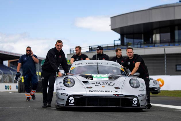 24 HEURES DU MANS 2026 - PESAGE 92 SHAHIN Yasser (aus), PERA Riccardo (ita), LIETZ Richard (aut), The Bend Manthey, Porsche 911 GT3 R LMGT3 92, LM GT3, ambiance during Le Pesage of the 24 Hours of Le Mans 2026, 3rd round of the 2026 FIA World Endurance Championship, from June 5 to 6, 2026 on the Place de la RÃ publique in Le Mans, France - Le MansFrance  Copyright: xJULIENxDELFOSSEx