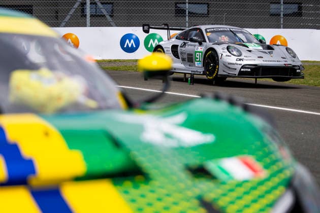 24 HEURES DU MANS 2026 - PESAGE 91 COTTINGHAM James (gbr), BOGUSLAVSKIY Timur, GUVEN Ayhancan (tur), Manthey DK Engineering, Porsche 911 GT3 R LMGT3 91, LM GT3, ambiance during Le Pesage of the 24 Hours of Le Mans 2026, 3rd round of the 2026 FIA World Endurance Championship, from June 5 to 6, 2026 on the Place de la RÃ publique in Le Mans, France - Le MansFrance  Copyright: xJULIENxDELFOSSEx