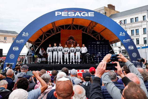 24 HEURES DU MANS 2026 - PESAGE 93 DI RESTA Paul (gbr), VANDOORNE Stoffel (bel), CASSIDY Nick (nzl), Peugeot TotalEnergies, Peugeot 9X8 93, Hypercar, 94 DUVAL LoÃ¯c (fra), JAKOBSEN Malthe (dnk), POURCHAIRE ThÃ o (fra), Peugeot TotalEnergies, Peugeot 9X8 94, Hypercar, portrait during Le Pesage of the 24 Hours of Le Mans 2026, 3rd round of the 2026 FIA World Endurance Championship, from June 5 to 6, 2026 on the Place de la RÃ publique in Le Mans, France - Le MansFrance  Copyright: xPauloxMariax