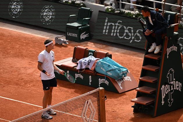 2026 French Open (Roland-Garros) - Semi-finals PARIS, FRANCE - JUNE 5: Jakub Mensik of Czechia speaks with the referee in Men s Singles semi-final match on Day Thirteen of the 2026 French Open at Roland Garros on June 5, 2026 in Paris, France. Burak Akbulut Anadolu Paris France. Editorial use only. Please get in touch for any other usage.  Copyright: x2026xAnadoluxBurakxAkbulutx