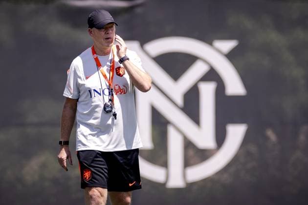 NEW YORK - Netherlands coach Ronald Koeman during a training session of the Dutch national team, Nationalteam at the Etihad City Football Academy training complex on June 5, 2026, in Orangeburg, New York. The Dutch national team is preparing for the 2026 World Cup. ROBIN VAN LONKHUIJSEN ANP xVIxANPxSportx xxANPxIVx 560181769 originalFilename: 560181769.jpg