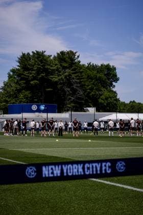 NEW YORK - The players and staff commemorate the late former Field hockey, Feldhockey player and Dutch national team, Nationalteam manager Hans Jorritsma ahead of a training session of the Dutch national team at the Etihad City Football Academy training complex on June 5, 2026, in Orangeburg, New York. The Dutch national team is preparing for the 2026 FIFA World Cup, WM, Weltmeisterschaft, Fussball KOEN VAN WEEL ANP xVIxANPxSportx xxANPxIVx 560183211 originalFilename: 560183211.jpg