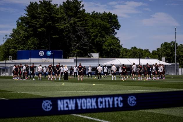 NEW YORK - The players and staff commemorate the late former Field hockey, Feldhockey player and Dutch national team, Nationalteam manager Hans Jorritsma ahead of a training session of the Dutch national team at the Etihad City Football Academy training complex on June 5, 2026, in Orangeburg, New York. The Dutch national team is preparing for the 2026 FIFA World Cup, WM, Weltmeisterschaft, Fussball KOEN VAN WEEL ANP xVIxANPxSportx xxANPxIVx 560183290 originalFilename: 560183290.jpg