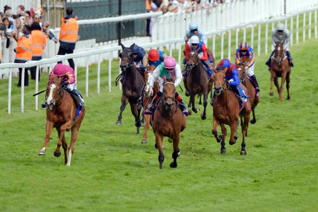 05.06.2026, Epsom, Surrey, GBR - Thundering On (left) with Dylan Browne McMonagle up wins the Epsom Oaks. Epsom Downs racecourse. (Pferd, Jockey, Thundering On, Mcmonagle, Sieg, Ziel, Zielankunft) 260605C986EPSOM.JPG