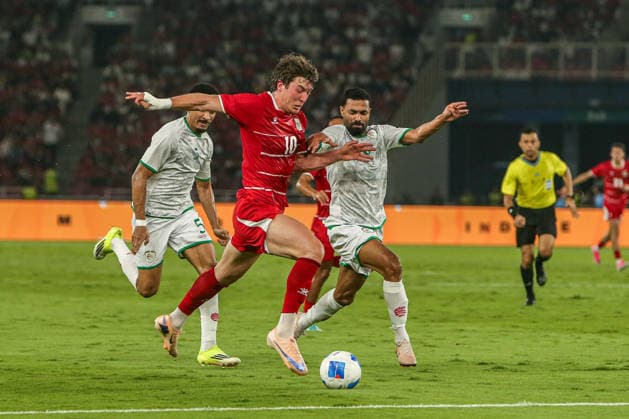June 5, 2026, Jakarta, Java, Indonesia: Ole Romeny (middle) of Indonesia vies with Ahmed Mohammed Al-Khamisi (right) of Oman during the FIFA MenÃ¢â‚¬â ¢s Match Day between Indonesia and Oman at Gelora Bung Karno Stadium, Jakarta, Indonesia. Indonesia defeated Oman 3Ã¢â‚¬0 in the International Friendly, Länderspiel, Nationalmannschaft encounter. Jakarta Indonesia - ZUMAp283 20260605_zip_p283_010 Copyright: xClaudioxPramanax