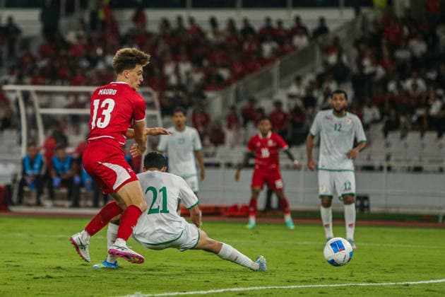June 5, 2026, Jakarta, Java, Indonesia: Mauro Zijlstra (left) of Indonesia vies with Yousuf Nashr Al-Malki (middle) of Oman during the FIFA MenÃ¢â‚¬â ¢s Match Day between Indonesia and Oman at Gelora Bung Karno Stadium, Jakarta, Indonesia on June 5, 2026. Indonesia defeated Oman 3Ã¢â‚¬0 in the International Friendly, Länderspiel, Nationalmannschaft encounter. Jakarta Indonesia - ZUMAp283 20260605_zip_p283_015 Copyright: xClaudioxPramanax