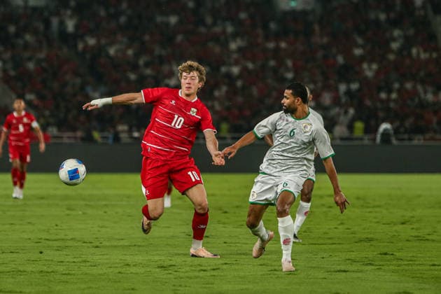 June 5, 2026, Jakarta, Java, Indonesia: Ole Romeny (middle) of Indonesia vies with Ahmed Mohammed Al-Khamisi (right) of Oman during the FIFA MenÃ¢â‚¬â ¢s Match Day between Indonesia and Oman at Gelora Bung Karno Stadium, Jakarta, Indonesia. Indonesia defeated Oman 3Ã¢â‚¬0 in the International Friendly, Länderspiel, Nationalmannschaft encounter. FIFA MENS MATCH DAY 2026 - INDONESIA V OMAN  - ZUMAp283 20260605_zip_p283_004 Copyright: xClaudioxPramanax