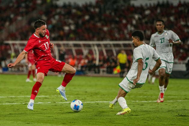 June 5, 2026, Jakarta, Java, Indonesia: Calvin Verdonk (left) of Indonesia vies with Musab Mahfoodh Al-Shaqsi (middle) of Oman during the FIFA MenÃ¢â‚¬â ¢s Match Day between Indonesia and Oman at Gelora Bung Karno Stadium, Jakarta, Indonesia. Indonesia defeated Oman 3Ã¢â‚¬0 in the International Friendly, Länderspiel, Nationalmannschaft encounter. FIFA MENS MATCH DAY 2026 - INDONESIA V OMAN  - ZUMAp283 20260605_zip_p283_014 Copyright: xClaudioxPramanax