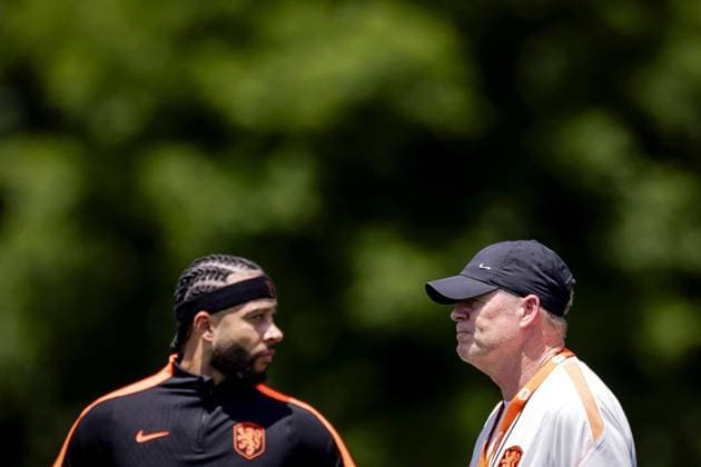 NEW YORK - Memphis Depay of the Netherlands and Netherlands coach Ronald Koeman during a training session of the Dutch national team, Nationalteam at the Etihad City Football Academy training complex, on June 5, 2026, in Orangeburg, New York. The Dutch national team is preparing for the 2026 World Cup. ROBIN VAN LONKHUIJSEN ANP xVIxANPxSportx xxANPxIVx 560189863 originalFilename: 560189863.jpg