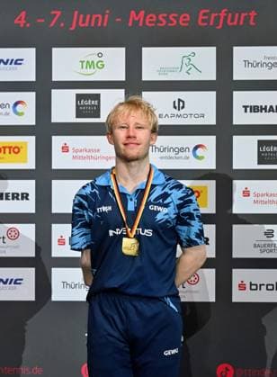 ara Athlet Mio Wagner (SV Siek) wird erstmals Deutscher Meister im Tischtennis-Regelsport LOTTO Thüringen TT-Finals 2026 in Erfurt. Deutsche Meisterschaften U19 am5. Juni 2026. Para Athlet Mio Wagner (SV Siek) wird erstmals Deutscher Meister im Tischtennis-Regelsport Erfurt Messe Erfurt Thüringen Deutschland