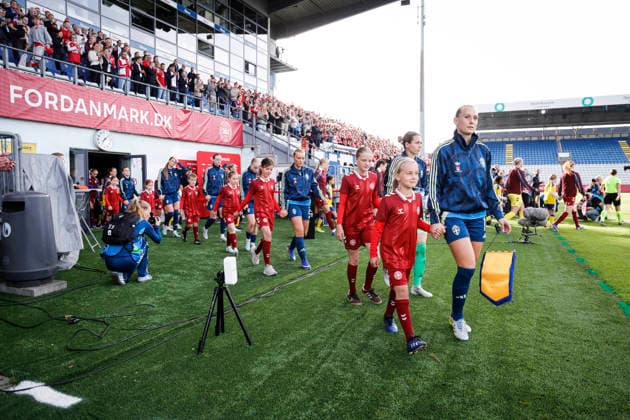 ODENSE, DANMARK 20260605 Spelarna äntrar planen inför fredagens kval till damernas VM 2027 mellan Danmark och Sverige pa Odense Stadion. ODENSE DANMARK x9200x Copyright: xAdamxIhse TTx VM-KVAL DANMARK-SVERIGE