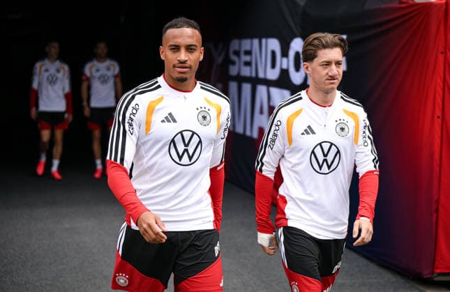 Fussball WM 2026 Vorbereitung Deutschland im Chicago 05.06.2026 Abschlusstraining der deutschen Nationalmannschaft im Solider Field Stadion vor dem Testspiel gegen die USA: Jamie Leweling (li) und Angelo Stiller (re) kommen ins Stadion
