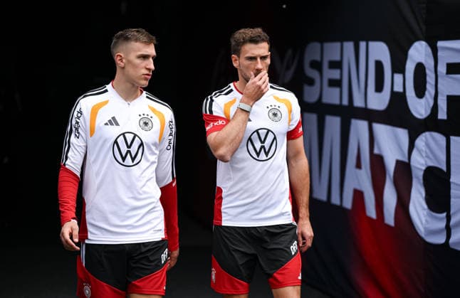 Fussball WM 2026 Vorbereitung Deutschland im Chicago 05.06.2026 Abschlusstraining der deutschen Nationalmannschaft im Solider Field Stadion vor dem Testspiel gegen die USA: Nico Schlotterbeck (li) und Leon Goretzka (re) kommen ins Stadion