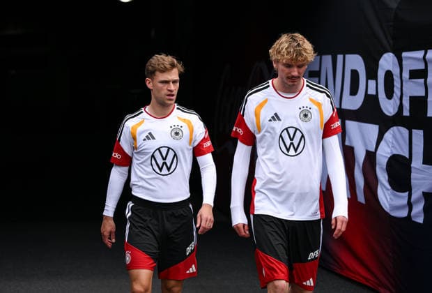 Fussball WM 2026 Vorbereitung Deutschland im Chicago 05.06.2026 Abschlusstraining der deutschen Nationalmannschaft im Solider Field Stadion vor dem Testspiel gegen die USA: Joshua Kimmich (li) und Nick Woltemade (re) kommen ins Stadion