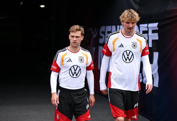 Fussball WM 2026 Vorbereitung Deutschland im Chicago 05.06.2026 Abschlusstraining der deutschen Nationalmannschaft im Solider Field Stadion vor dem Testspiel gegen die USA: Joshua Kimmich (li) und Nick Woltemade (re) kommen ins Stadion