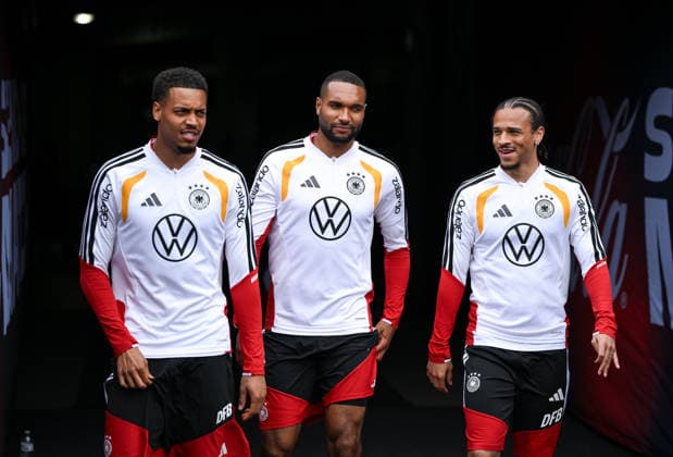 Fussball WM 2026 Vorbereitung Deutschland im Chicago 05.06.2026 Abschlusstraining der deutschen Nationalmannschaft im Solider Field Stadion vor dem Testspiel gegen die USA: Felix Nmecha, Jonathan Tah und Leroy Sane (v.li.) kommen ins Stadion