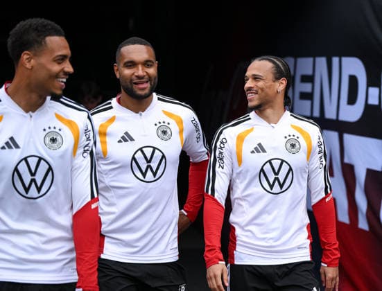 Fussball WM 2026 Vorbereitung Deutschland im Chicago 05.06.2026 Abschlusstraining der deutschen Nationalmannschaft im Solider Field Stadion vor dem Testspiel gegen die USA: Felix Nmecha, Jonathan Tah und Leroy Sane (v.li.) kommen ins Stadion