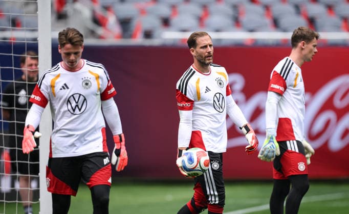 Fussball WM 2026 Vorbereitung Deutschland im Chicago 05.06.2026 Abschlusstraining der deutschen Nationalmannschaft im Solider Field Stadion vor dem Testspiel gegen die USA: Torwart Jonas Urbig, Torwart Oliver Baumann und Torwart Alexander Nuebel (v.li.) beim Training