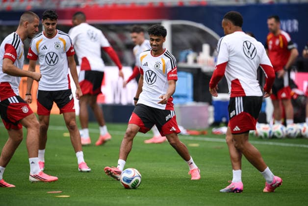 Fussball WM 2026 Vorbereitung Deutschland im Chicago 05.06.2026 Abschlusstraining der deutschen Nationalmannschaft im Solider Field Stadion vor dem Testspiel gegen die USA: Waldemar Anton, Aleksandar Pavlovic, Nathaniel Brown und Jamie Leweling (v.li.) beim Training