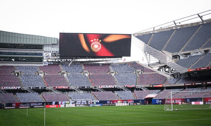 Fussball WM 2026 Vorbereitung Deutschland im Chicago 05.06.2026 Abschlusstraining der deutschen Nationalmannschaft im Solider Field Stadion vor dem Testspiel gegen die USA: Stadionuebersicht mit Nationalmannschafts - Logo auf der Anzeigentafel
