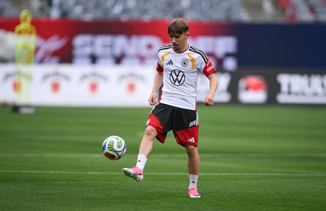Fussball WM 2026 Vorbereitung Deutschland im Chicago 05.06.2026 Abschlusstraining der deutschen Nationalmannschaft im Solider Field Stadion vor dem Testspiel gegen die USA: Lennart Karl am Ball