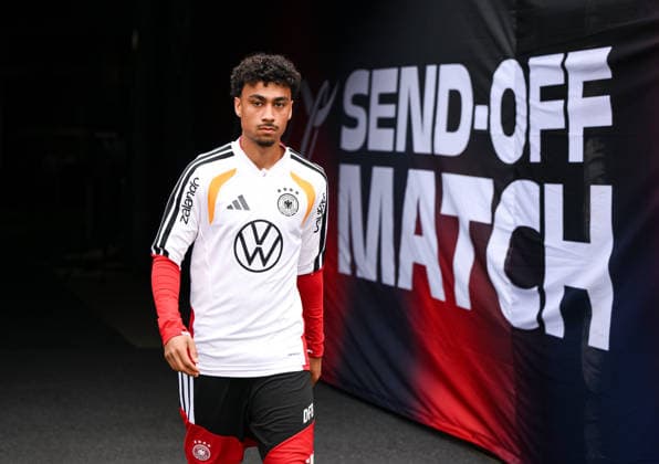 Fussball WM 2026 Vorbereitung Deutschland im Chicago 05.06.2026 Abschlusstraining der deutschen Nationalmannschaft im Solider Field Stadion vor dem Testspiel gegen die USA: Nathaniel Brown kommt ins Stadion