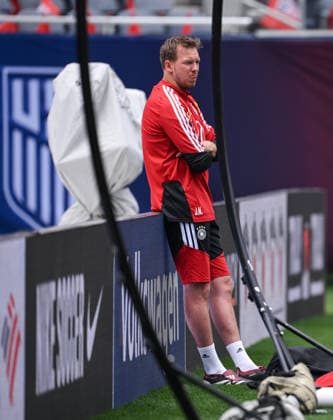 Fussball WM 2026 Vorbereitung Deutschland im Chicago 05.06.2026 Abschlusstraining der deutschen Nationalmannschaft im Solider Field Stadion vor dem Testspiel gegen die USA: Bundestrainer Julian Nagelsmann beobachte das Training