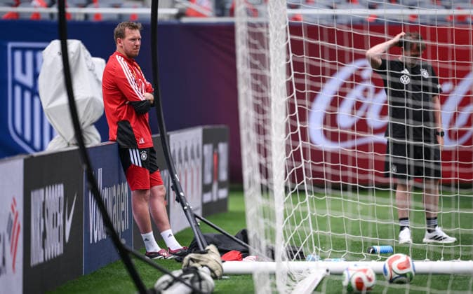Fussball WM 2026 Vorbereitung Deutschland im Chicago 05.06.2026 Abschlusstraining der deutschen Nationalmannschaft im Solider Field Stadion vor dem Testspiel gegen die USA: Bundestrainer Julian Nagelsmann beobachte das Training