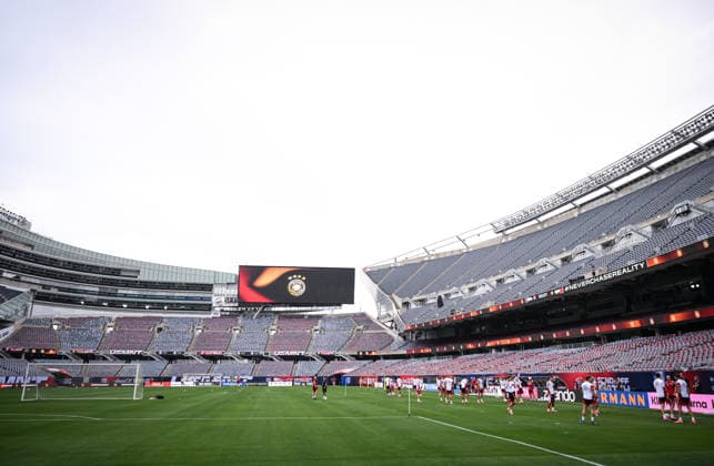 Fussball WM 2026 Vorbereitung Deutschland im Chicago 05.06.2026 Abschlusstraining der deutschen Nationalmannschaft im Solider Field Stadion vor dem Testspiel gegen die USA: Stadionuebersicht mit Nationalmannschafts - Logo auf der Anzeigentafel