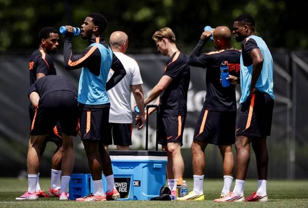 NEW YORK - The players take a water break during a training session of the Dutch national team, Nationalteam at the Etihad City Football Academy training complex on June 5, 2026, in Orangeburg, New York. The Dutch national team is preparing for the 2026 World Cup. ROBIN VAN LONKHUIJSEN ANP xVIxANPxSportx xxANPxIVx 560191305 originalFilename: 560191305.jpg