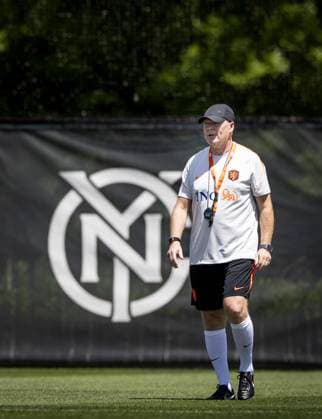 NEW YORK - Netherlands coach Ronald Koeman during a training session of the Dutch national team, Nationalteam at the Etihad City Football Academy training complex on June 5, 2026, in Orangeburg, New York. The Dutch national team is preparing for the 2026 World Cup. KOEN VAN WEEL ANP xVIxANPxSportx xxANPxIVx 560191704 originalFilename: 560191704.jpg