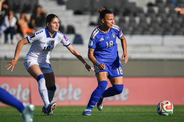 IPA85361505 - Arianna Caruso (Italy) hampered by Sara Stokic (Serbia) during Women s European Qualifiers 2027 - Italy vs Serbia, FIFA World Cup, WM, Weltmeisterschaft, Fussball match in Pisa, Italy, June 05 2026  Copyright: xFabioxFagiolini IPAxSportx xx 85361505